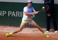 João Fonseca brilha em Roland Garros, elimina polonês e mira nova vitória imagem