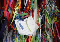 Mais do que pedidos, conheça os sentidos que as fitinhas do Bonfim carregam