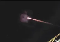 Objeto luminoso corta céu de cidades brasileiras e chama atenção imagem