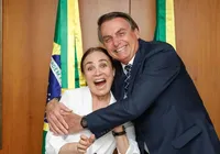 Regina Duarte relembra passagem no governo Bolsonaro: "Armadilha" imagem