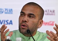 Retorno aos gramados? Daniel Alves posta mensagem religiosa enigmática imagem