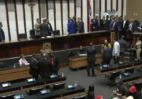 Servidores da Justiça invadem o plenário da Alba e travam a sessão