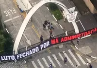 Torcida invade sede e exige fim da crise no Corinthians; assista imagem