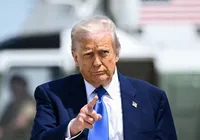 Trump chama Putin de "louco" e alerta para queda da Rússia imagem
