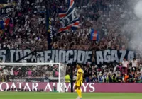 UEFA abre processo disciplinar para torcedores do PSG imagem