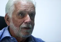 Wagner condena fugas de Zambelli e Eduardo Bolsonaro: “Coisa de gente menor”