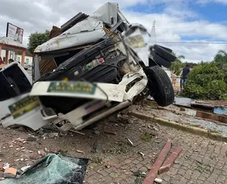 Caminhão perde freio e causa destruição no Sudoeste baiano