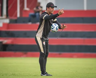 Com improvisação, Vitória está escalado para a partida contra o Santos