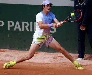João Fonseca brilha em Roland Garros, elimina polonês e mira nova vitória