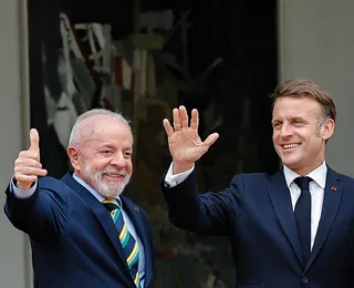 Lula inicia visita à França com acordo UE-Mercosul e crises na agenda - Imagem