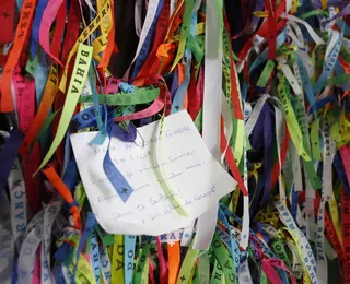 Mais do que pedidos, conheça os sentidos que as fitinhas do Bonfim carregam