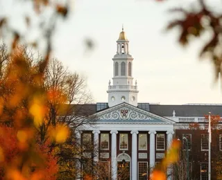 Proibição de Trump é derrubada na Justiça e estrangeiros poderão estudar em Harvard