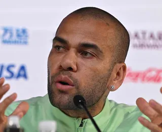 Retorno aos gramados? Daniel Alves posta mensagem religiosa enigmática