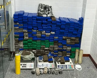 Suspeita é presa com 323 tabletes de maconha e explosivos na Bahia