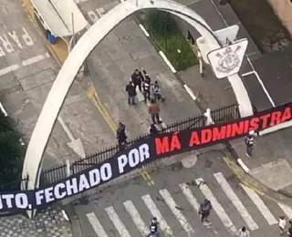 Torcida invade sede e exige fim da crise no Corinthians; assista