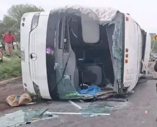 Tragédia: ônibus de turismo capota e deixa 11 mortos e 22 feridos