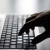Vazamento de dados expõe 16 bilhões de senhas do Google, Apple e Meta - Imagem
