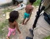 Crianças são resgatadas em Camaçari após denúncia de maus-tratos e abandono - Imagem