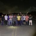 Ainda sem o salário de maio, trabalhadores acampam na porta da Caraíba imagem