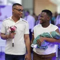 Amor que Une: homem trans engravida e celebra filho com marido gay imagem