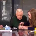 Apresentador descobre câncer de pele ao vivo na TV imagem