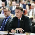 Bolsonaristas que pedem intervenção militar são malucos, diz Bolsonaro imagem
