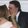 Bolsonaro é flagrado em conversa romântica com Michelle no STF; veja imagem