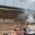 Bolsonaro recebe apoiadores com churrasco em frigorífico de Goiânia imagem