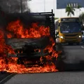 Caminhão pega fogo e complica trânsito na avenida ACM imagem