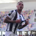 Camisa 9 chegando? Vitória acerta com atacante uruguaio imagem