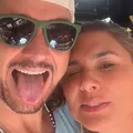 Cantor do Falamansa exibe momento emocionante de esposa com câncer imagem