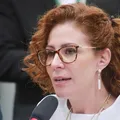 Carla Zambelli afirma que se entregará às autoridades italianas imagem