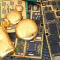 Cientistas descobriram como extrair ouro de celulares e laptops antigos imagem