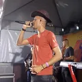 Com a voz idêntica a de astro, cantor atrai multidão no Pelourinho imagem