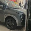 Criança bate carro elétrico de R$ 175 mil exposto em shopping imagem