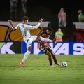 Elenco do Vitória demonstra apoio ao lateral-esquerdo Jamerson imagem