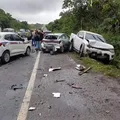 Engavetamento entre oito veículos deixa trânsito lento na BR-324 imagem