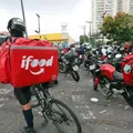 Entregadores do iFood ganham novo bônus, mas veem armadilha em metas imagem