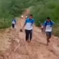 Estudantes andam até 12 km na lama para irem à escola em Paulo Afonso imagem