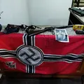 Homem é preso com arsenal ilegal e símbolos nazistas dentro de casa imagem