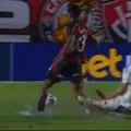VÍDEO: Jamerson sofre lesão em jogo do Vitória e sai de ambulância imagem