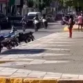 Jovem em bicicleta motorizada dá baile em agentes de trânsito durante perseguição imagem
