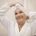 Médica revela quantidade ideal de banhos semanais para idosos imagem