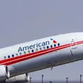 Mensagem em celular faz voo da American Airlines retornar ao aeroporto imagem