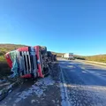 Mulher e bebê de 10 meses morrem após carreta tombar na BR-116 imagem