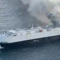 Navio com 3 mil carros 0km pega fogo há 8 dias no mar e não tem como apagar imagem