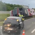 Ônibus tomba em rodovia baiana e passageiros ficam feridos; veja vídeo imagem