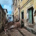 Perigo: casarão que pegou fogo em Salvador desaba parcialmente imagem
