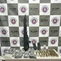 Polícia apreende fuzil, munições e drogas em Tancredo Neves imagem