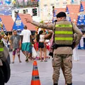 Policiais militares usam câmeras corporais durante o São João na Bahia imagem